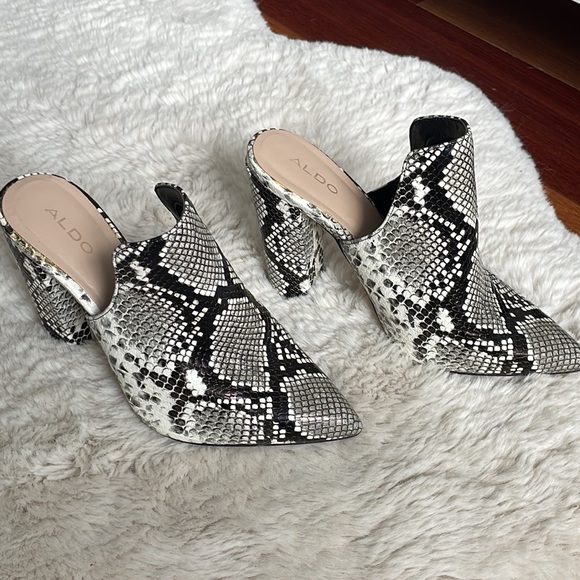 ✨ALDO BLACK AND WHITE CLOSED TOE BOOTIES✨ SIZE 7 - Picture 1 of 7